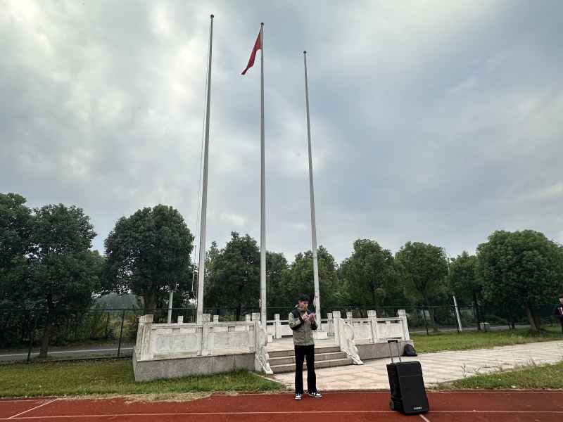 升旗仪式2.jpg 升旗仪式2.jpg